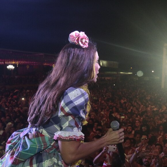 Ivete Sangalo se apresentou em festa junina no interior da Bahia e usou roupa típica