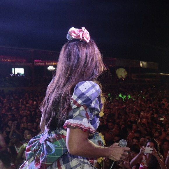 Ivete Sangalo não deixou a roupa de caipira de lado ao cantar em festa de São João