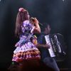 Ivete Sangalo usou roupa de caipira para cantar em show e dividir o palco com Lucy Alves
