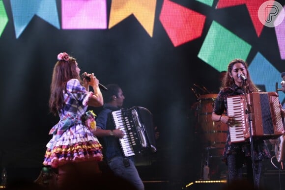 Ivete Sangalo usou roupa de caipira para cantar em show e dividir o palco com Lucy Alves