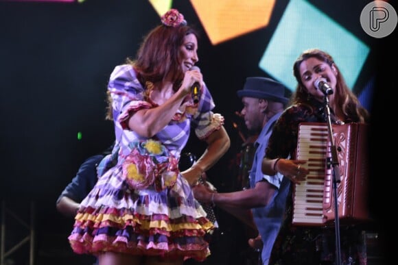 Ivete Sangalo e Lucy Alves dividiram o palco durante show em Cruz das Almas, no interior da Bahia, na noite desta sexta-feira, 23 de junho de 2017