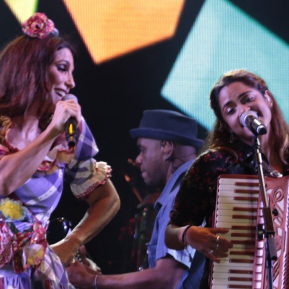 Ivete Sangalo e Lucy Alves dividiram o palco durante show em Cruz das Almas, no interior da Bahia, na noite desta sexta-feira, 23 de junho de 2017