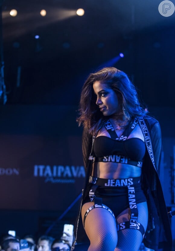Anitta estourou no Brasil com o hit 'Show das Poderosas'