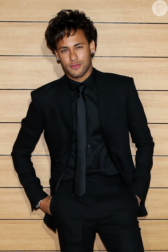 Neymar subiu ao palco e cantou a música 'Tarde Demais', do grupo Raça Negra