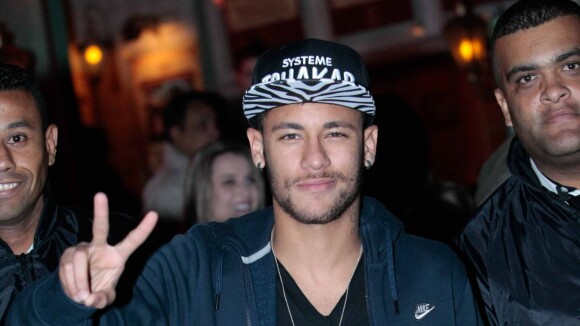 Solteiro, Neymar canta em show de Thiaguinho: 'Você jogou fora a louca paixão'