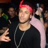 Neymar cantou uma música romântica no karaokê de sua casa e os fãs apostaram em uma indireta para a ex