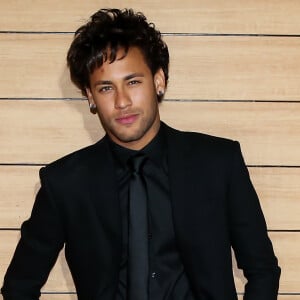 Neymar chegou a usar aliança com Bruna Marquezine