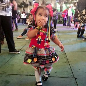 Deborah Secco mostrou Maria Flor vestida de caipira neste sábado, 24 de junho de 2017