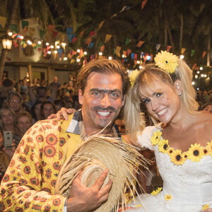 Deborah Secco recentemente se caracterizou de noiva e participou de um casamento caipira com Henri Castelli