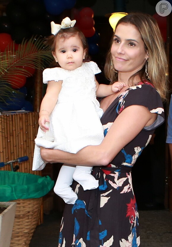 Deborah Secco estava com a filha na festa e também apareceu vestida de caipira