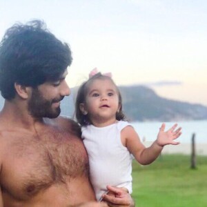 Deborah Secco publicou uma foto de Hugo Moura com Maria Flor recentemente e o corpo do artista chamou a atenção dos fãs