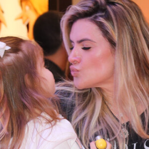 Mirella Santos brincou com a filha, Valentina, antes de entrarem para a sala de exibição do filme 'Meu Malvado Favorito 3'