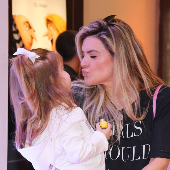 Mirella Santos brincou com a filha, Valentina, antes de entrarem para a sala de exibição do filme 'Meu Malvado Favorito 3'