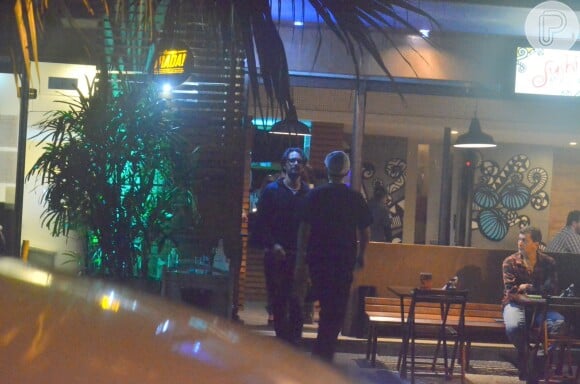 Rodrigo Santoro e Mel Fronckowiak foram ao restaurante na moto do ator