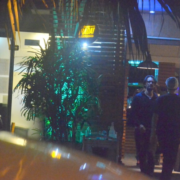Rodrigo Santoro e Mel Fronckowiak foram ao restaurante na moto do ator