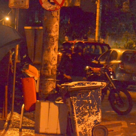 Rodrigo Santoro e Mel Fronckowiak foram embora de moto