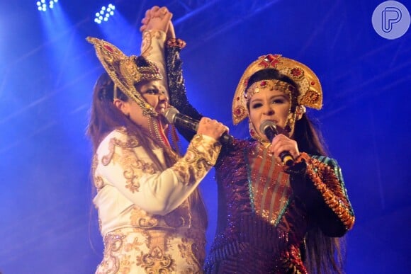 Maiara e Maraisa interpretaram 'hits' como 'Bate Coração' na festa de São João em Campina Grande, na Paraíba, neste domingo, 25 de junho de 2017