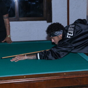 Neymar mostrou suas habilidades na sinuca durante o aniversário do jogador de vôlei Bruninho, realizado no último sábado, 24 de junho de 2017