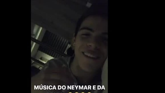 Thomaz Costa dedicou 'Parece Piada' a Bruna Marquezine e Neymar ao lamentar o fim do namoro da atriz e do jogador: 'Música deles'