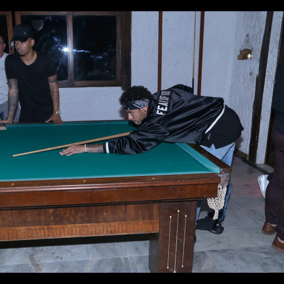 Neymar, separado de Bruna Marquezine, foi ao aniversário de Bruninho, filho do ex-técnico Bernardinho