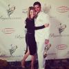 John Stamos posa com Lori Loughli em evento. O Instagram da atriz é repleto de fotos dos dois juntos, assim como de imagens da série