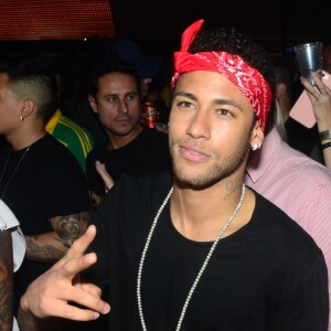 Flagrada em fotos com Neymar, Monique Farolla nega affair: 'Nada aconteceu'