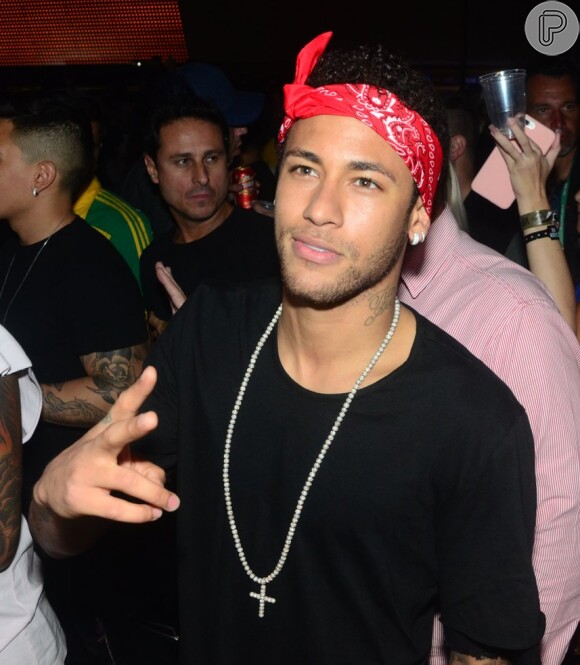 Flagrada em fotos com Neymar, Monique Farolla nega affair: 'Nada aconteceu'