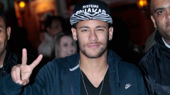 Monique Farolla nega a amigos affair com Neymar após flagra: 'Nem beijo rolou'