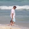 Thiago Lacerda curtiu a tarde de sol desta sexta-feira, 28 de março de 2014, na praia da Barra da Tijuca, Zona Oeste do Rio, ao lado da filha caçula, Cora, de 3 anos de idade