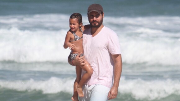 Thiago Lacerda brinca na praia com a filha caçula, Cora, em folga de 'Joia Rara'