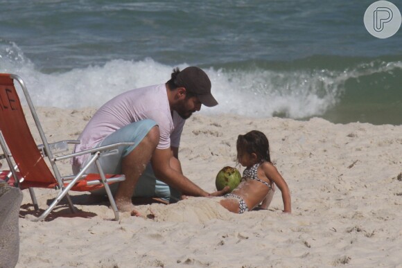 Thiago Lacerda comprou água de coco e ofereceu para a filha se hidratar