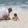 Thiago Lacerda curtiu a tarde de sol desta sexta-feira, 28 de março de 2014, na praia da Barra da Tijuca, Zona Oeste do Rio, ao lado da filha caçula, Cora, de 3 anos de idade