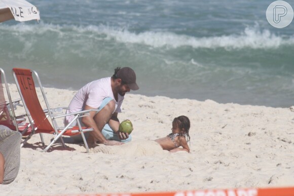 Thiago e Cora também brincaram juntos na areia