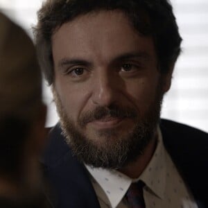 Caio (Rodrigo Lombardi) acredita que foi Jeiza (Paolla Oliveira) que o salvou e manda flores para agradecer, na novela 'A Força do Querer'