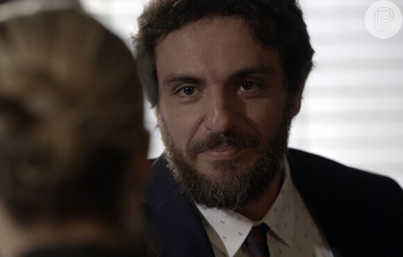 Caio (Rodrigo Lombardi) acredita que foi Jeiza (Paolla Oliveira) que o salvou e manda flores para agradecer, na novela 'A Força do Querer'