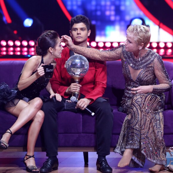 'Eu sei de tudo. Eles se pegaram muito no começo. Ela não quer falar, então falo eu', revelou Xuxa Meneghel