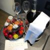 Marina Ruy Barbosa foi recebida com doces, frutas e champanhe pela recepção do hotel com uma dedicatória