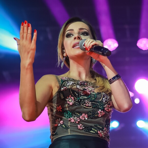 'Você sabe que eu não gosto que publiquem fotos do meu filho', indicou a cantora nos comentários