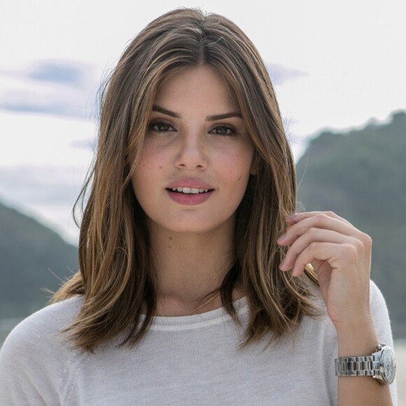 Luiza (Camila Queiroz) decepciona Maria Pia (Mariana Santos) com sua reação elegante ao encontrar o namorado jantando com uma modelo, na novela 'Pega Pega', a partir de 24 de julho de 2017