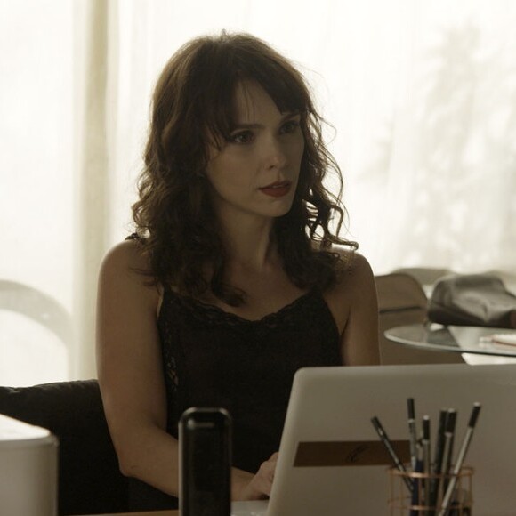 Irene (Débora Falabella) deduz que Silvana (Lília Cabral) falou mal dela e decide desmascarando-a para Eurico (Humberto Martins), na novela 'A Força do Querer'