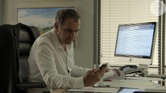 Eurico (Humberto Martins) recebe a foto de Silvana (Lilia Cabral) em uma mesa de jogo, de um número desconhecido, na novela 'A Força do Querer'
