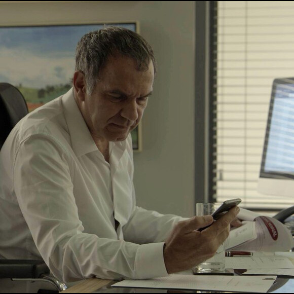 Eurico (Humberto Martins) recebe a foto de Silvana (Lilia Cabral) em uma mesa de jogo, de um número desconhecido, na novela 'A Força do Querer'