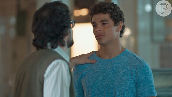 Após discussão com Keyla (Gabriela Medvedovski), Tato (Matheus Abreu) é consolado por Roney (Lúcio Mauro Filho) na novela 'Malhação - Viva a Diferença'