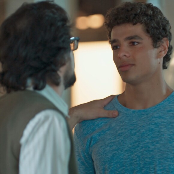 Após discussão com Keyla (Gabriela Medvedovski), Tato (Matheus Abreu) é consolado por Roney (Lúcio Mauro Filho) na novela 'Malhação - Viva a Diferença'