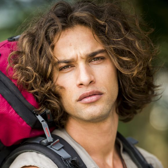 Keyla (Gabriela Medvedovski) se lembra de Deco (Pablo Morais) pela tatuagem de flecha no braço, em 'Malhação - Viva a Diferença'