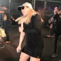 Naiara Azevedo, com look justo, mostra rebolado em show dançando funk. Vídeo!