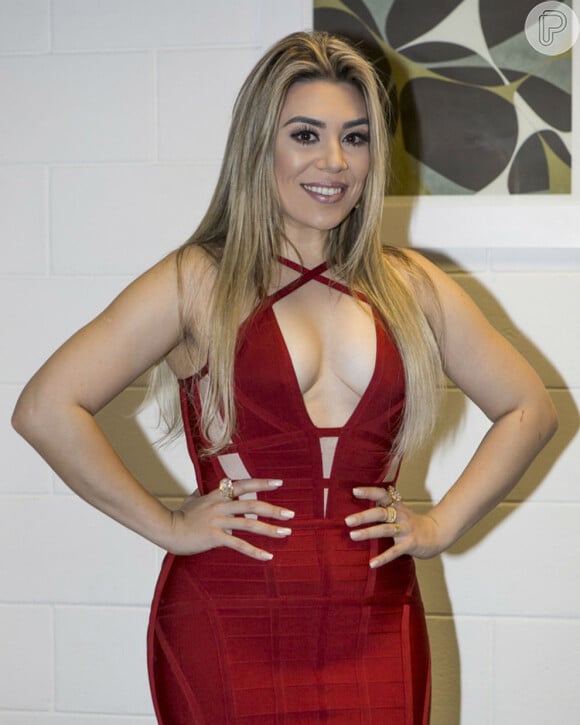Naiara Azevedo mostrou suas curvas com um um vestido justo e curtinho em show