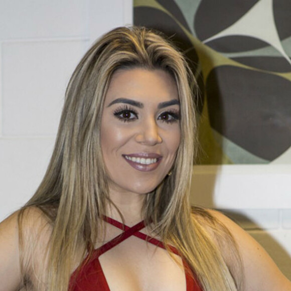 Naiara Azevedo mostrou suas curvas com um um vestido justo e curtinho em show