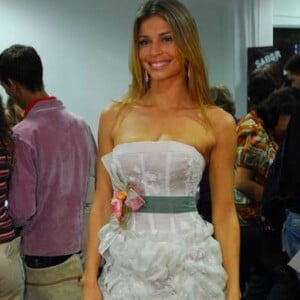 No 'Criança Esperança', em 2008, Grazi Massafera usou um vestido branco cheio de babados e renda