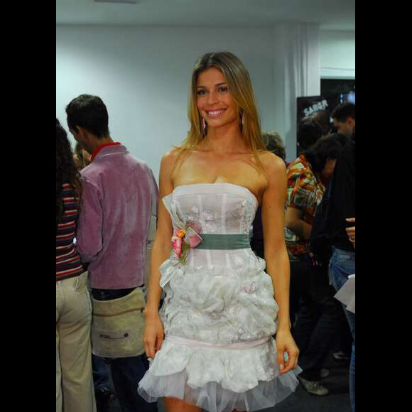 No 'Criança Esperança', em 2008, Grazi Massafera usou um vestido branco cheio de babados e renda